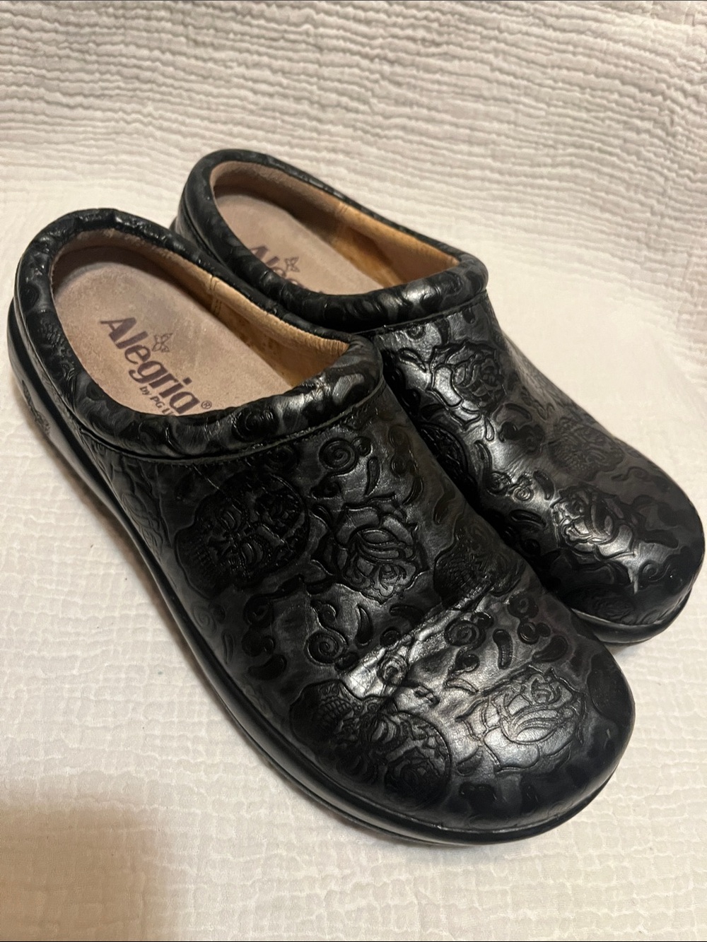 Alegria KAYLA-414 Black Embossed Leather Slip-On Clogs Skelleton Size 39